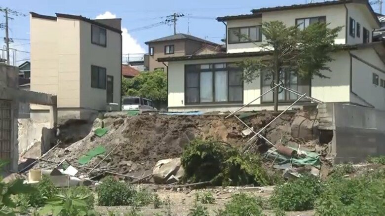 【中継】青森で震度6強　「一瞬で崩れてしまった」住宅で約3m“のり面”が土砂崩れ　住人は無事　八戸市｜FNNプライムオンライン