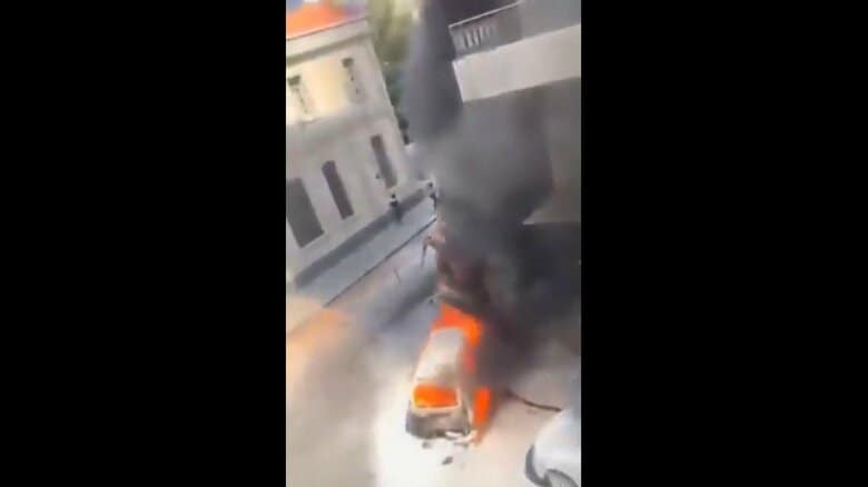 フランス・マクロン大統領滞在先のホテル近くで連続爆発　直前にホテル離れ無事　18人負傷　シリア首都ダマスカス｜FNNプライムオンライン