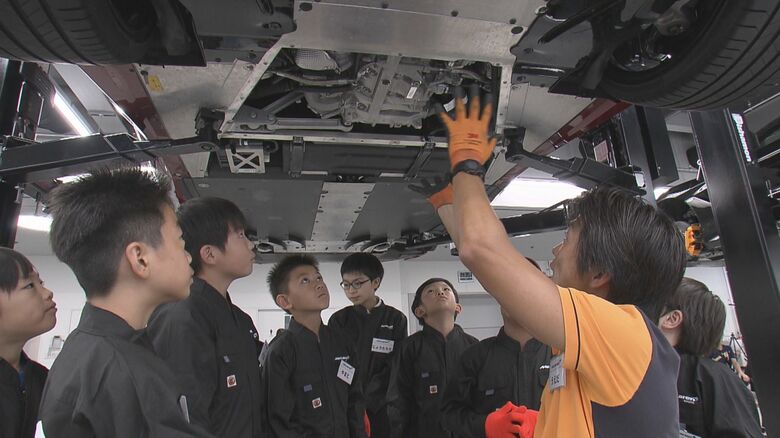 スーパーカーのタイヤ交換も…マクラーレンで小学生が整備士の仕事を体験 黒い作業着姿で車の仕組み学ぶ｜FNNプライムオンライン