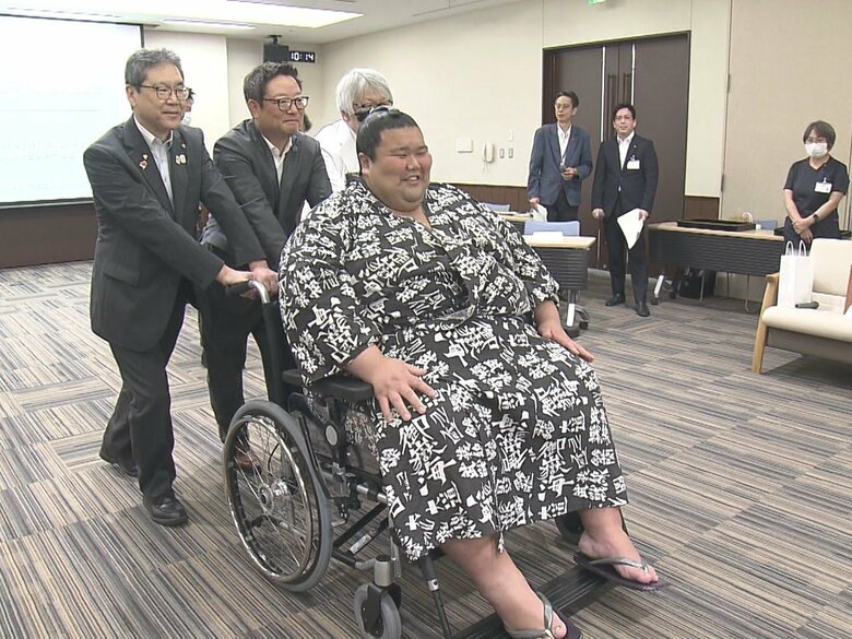 13日開幕の大相撲名古屋場所を前に…体重300kgの人も乗れる車いすを福祉団体が市に寄贈 座面の幅は80cm｜FNNプライムオンライン
