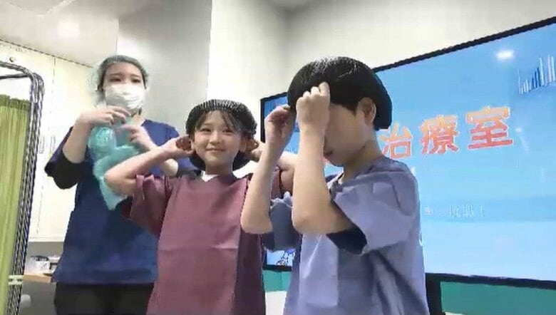 人工呼吸器など操作して命を救う…ICUの仕事を子供たちが体験　国内初のパビリオンがキッザニア福岡に　臨床工学技士の役割学ぶ｜FNNプライムオンライン