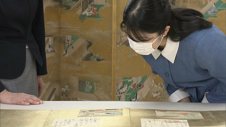 親王や公家が寄り合い書きをした色紙を貼り一冊の画帖に