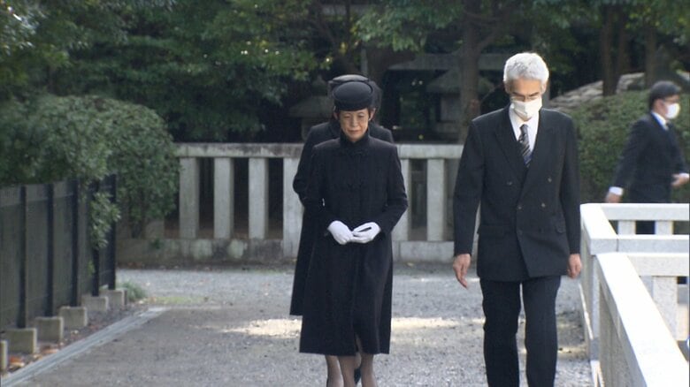豊島岡墓地に拝礼される久子さま