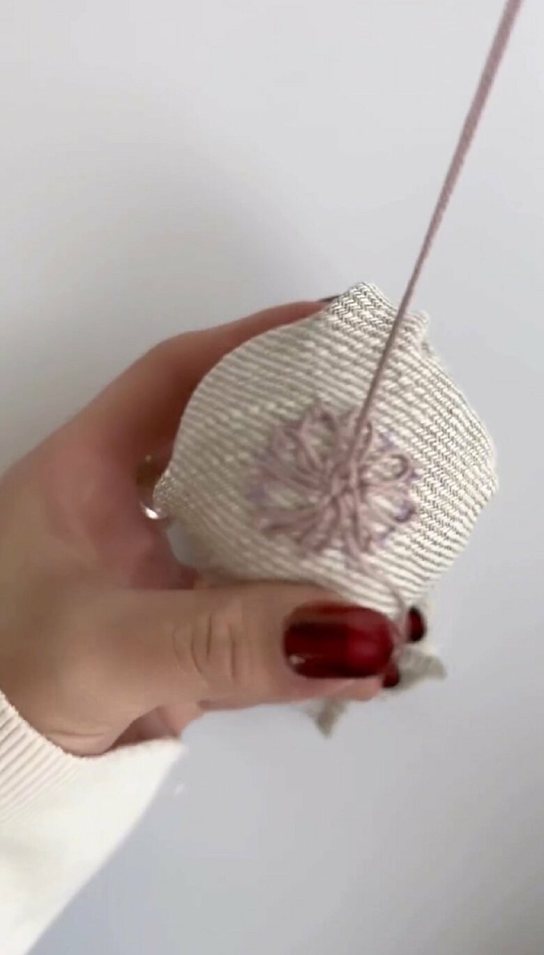 花の中心に玉留め