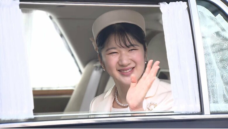 皇居に戻られる際も笑顔
