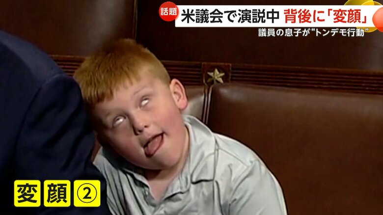 白目をむいて見せるガイくん