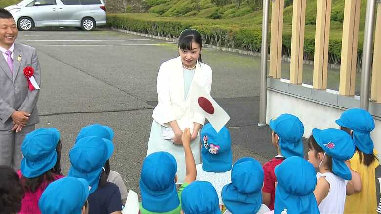 静岡県で地元の保育園児と交流される佳子さま（7月24日）