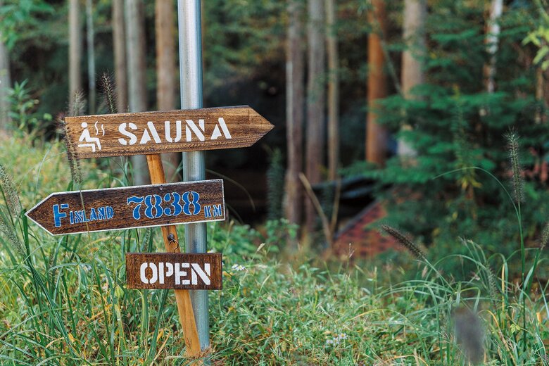 サウナ小屋の位置を示す表示。サウナ文化にリスペクトを込め「フィンランドまで7838㎞」の表示も（『小屋を建てる』より）