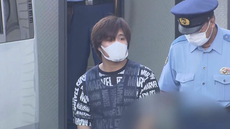 24日午前、殺人容疑で送検される被害者の次男・村上直哉容疑者