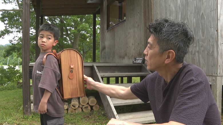 木製ランドセルを背負う工藤暖くんと制作した父・博さん