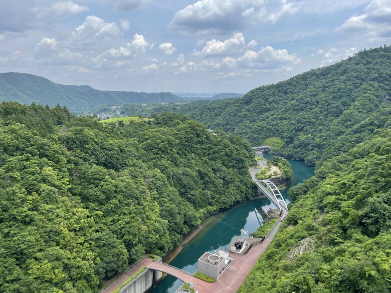 ダム上から横浜方面の景色