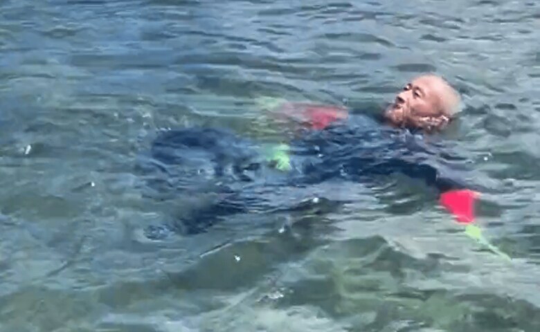 手足を引き上げて水をかくを繰り返す（提供：日本水難救済会）