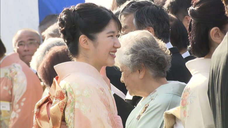 出席者と笑顔で話される愛子さま