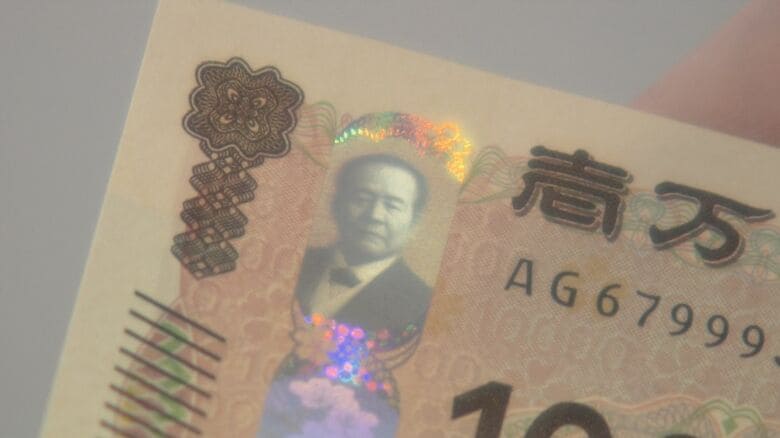 世界初！3Dホログラムを採用