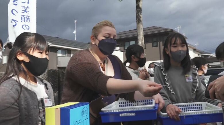 子どもたちと募金活動を行うイリナさん