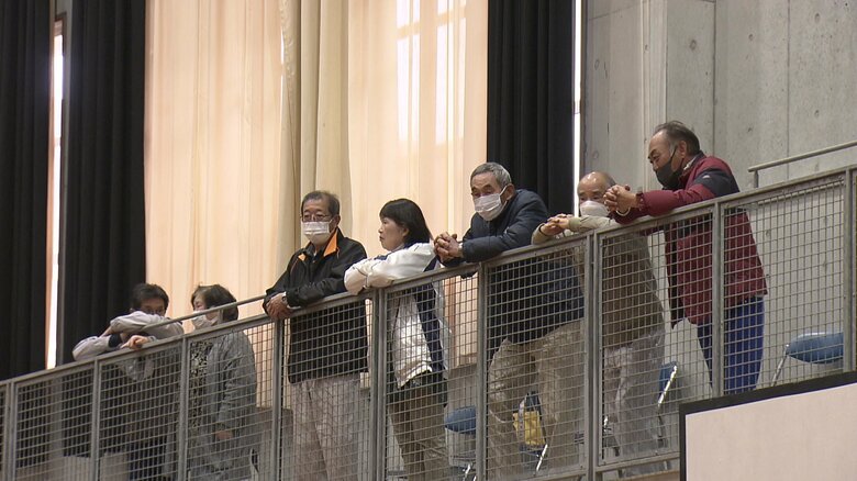 練習には地域住民が差し入れを持って応援に駆け付けてくれる