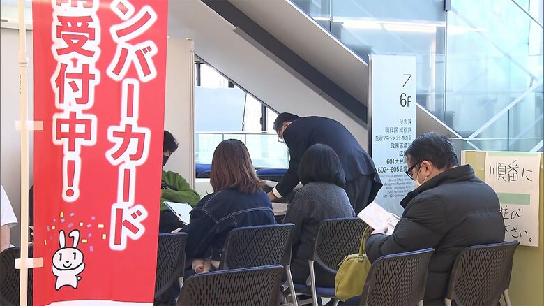 窓口も混雑していた。今日窓口に来た人については、今日の申請として受付けるという 