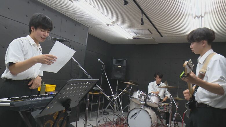 見附高校2年 Franzボーカル　竹沢越さん（左）