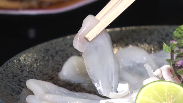 コース料理のふぐ刺し