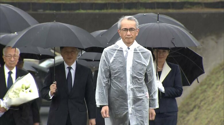 「天山慰霊碑」を訪問された天皇皇后両陛下