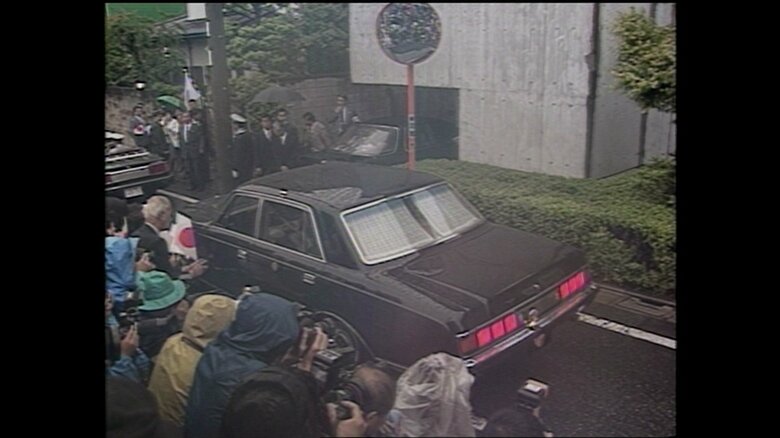 皇居に向け出発する雅子さまを乗せた車