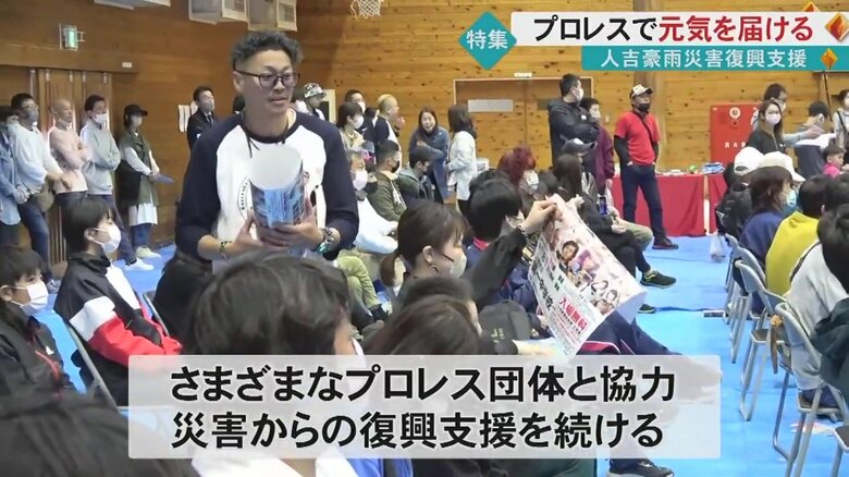 会場で働く内田雄也代表