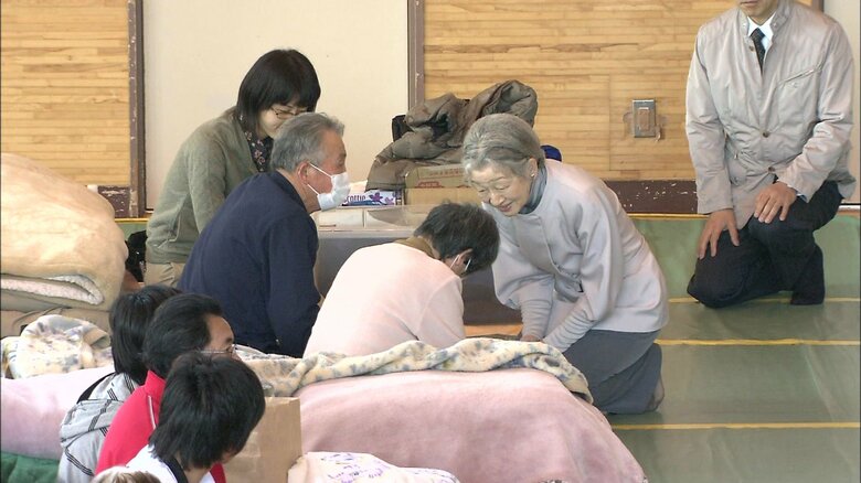 平成23（2011）年　東日本大震災の被災地をお見舞いされる皇后さま
