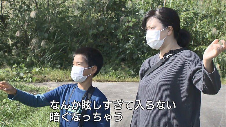 母親の一恵さんと撮影場所を探す淳紘君