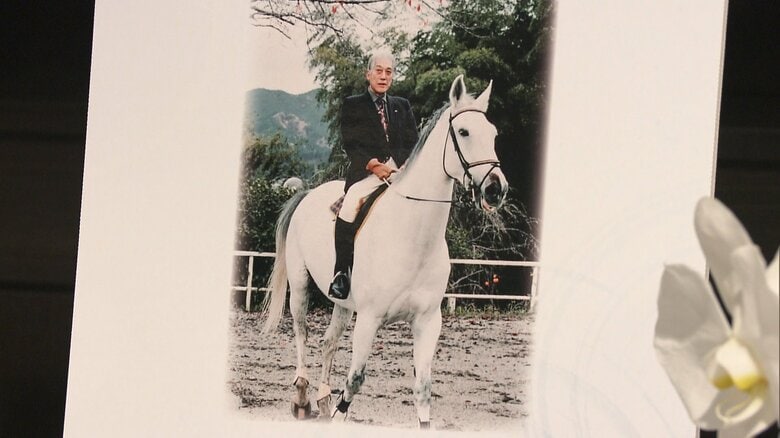 記帳所に飾られた前裏千家家元の千玄室さんの写真