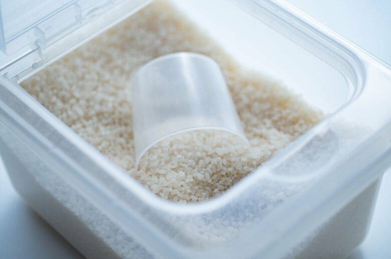 米びつに移し替えて冷蔵庫に保管していた（画像はイメージ）