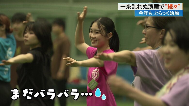 振り付けがまだバラバラな踊り子たち