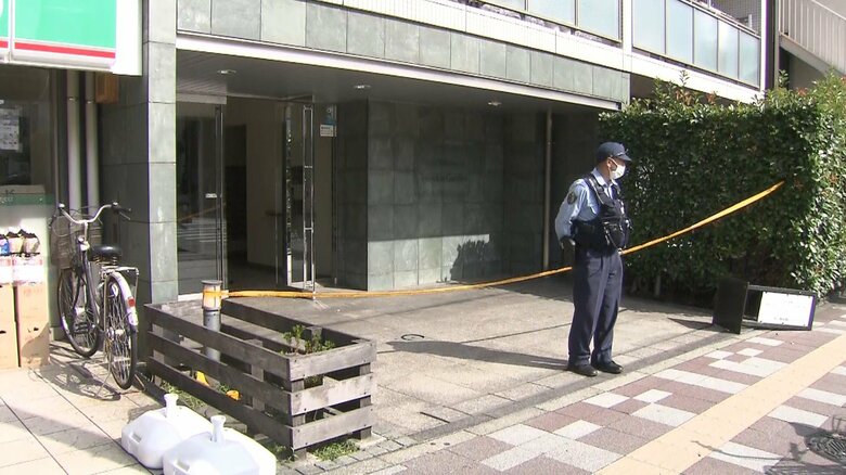 近くのマンションでも、至る所に血痕が確認できた。