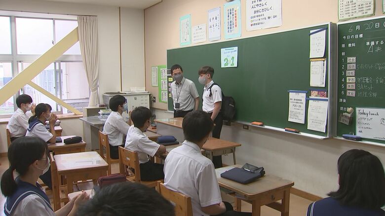 キリロくんを温かく迎え入れるクラスメートたち