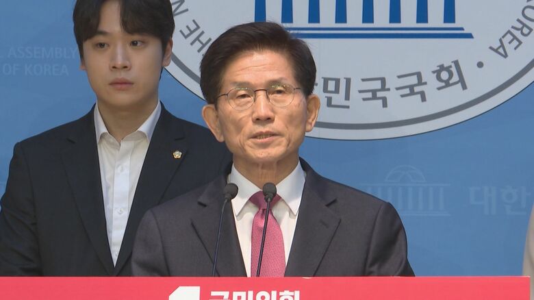 国会で出馬会見を行うキム・ムンス前雇用労働相（2025年4月9日）