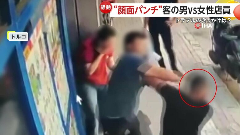 仲裁に入っていた男性が女性店員に代わりに応酬