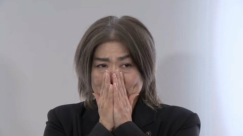 失職が決まり記者会見で涙ぐむ田久保市長