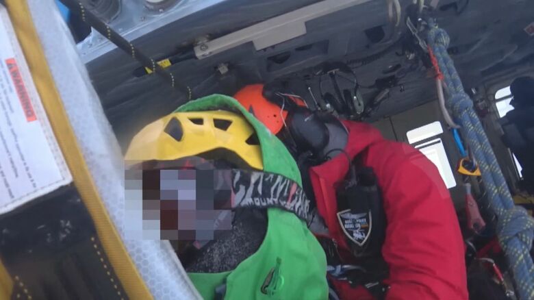 男性をヘリに引き上げ成功（提供：新潟県警）
