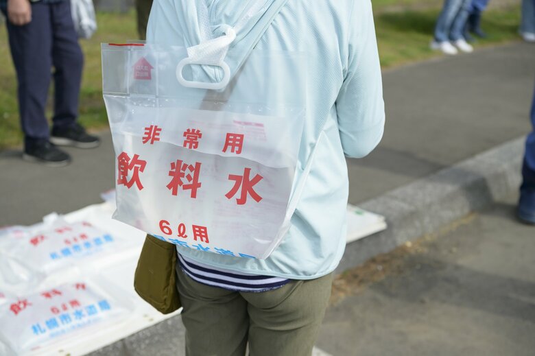 水は背負うと持ち運びやすい（画像はイメージ）