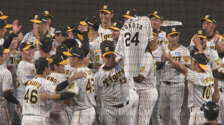 横田さんのユニフォームを掲げる岩崎優