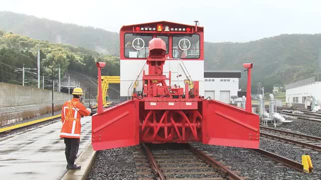 北陸新幹線の“除雪車”を点検　福井県内区間は7台体制　11センチ以上の積雪予想で出動　　