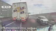東京外環道を逆走し逃走の女を現行犯逮捕　車の横を猛スピードで通り過ぎる逆走の瞬間　通行止めは解除