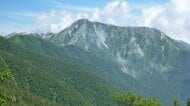 「技術不足や転倒、疲労で下山できない」12人のツアー登山中、77歳女性が行動不能に　何回も転倒　山小屋で体力回復を待つも痛みとれず　警察などが救助し病院に搬送　足の打撲で軽傷の模様　北アルプス常念岳