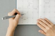 左手で書く人に優しい「左ききの手帳2022」が発売…“日付は右上”書きやすい工夫を聞いた