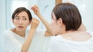 “ポツポツ白髪”は絶対に抜かないで！専門家が勧める“本数に応じた”正しい対処法とは？白髪染めを長持ちさせるコツも