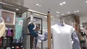 つり革に“触れない”手袋にグリップ…新型コロナ対策で「抗ウイルス」グッズが品薄に