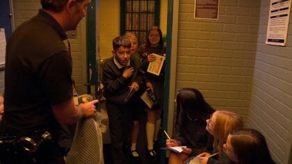 「知らない人と独房で過ごすとどうなるか」小学生が“刑務所体験”　必要な知識身につけ安全で幸せな人生を…元警察官による「移動する刑務所」　イギリス