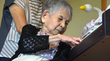 「すごい！」玄関先でピアノを奏でる100歳　一人娘との連弾で慶祝訪問の市長をおもてなし