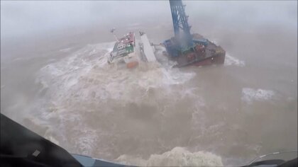 船体が真っ二つに…南シナ海で中国船沈没　乗組員27人行方不明