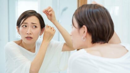 “ポツポツ白髪”は絶対に抜かないで！専門家が勧める“本数に応じた”正しい対処法とは？白髪染めを長持ちさせるコツも
