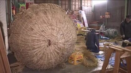 奇祭「大俵引き」に向けて　福島・会津坂下町で作業はじまる　高さ2.5ｍ・重さ5tの大俵を手作業で